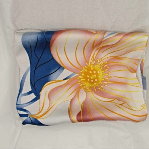 Elegant Floral Silk Scarf. - Picture 4 of 6